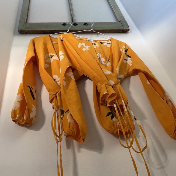 Aritzia WILFRED Lilia Floral Wrap Blouse with Ties available in S and L - Picture 3 of 16